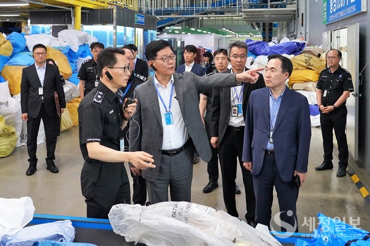 고광효 관세청장(왼쪽 두번째)은 24일 오전 인천공항 국제우편물류센터를 방문하여, 긴급 통관강화조치 이행 상황을 점검하고 있다. [r관세청 제공]
