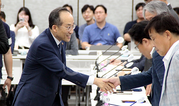 추경호 부총리 겸 기획재정부장관이 제56차 세제발전심의위원회 시작전 참석자들과 인사를 나누고 있다.