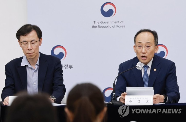 추경호 경제부총리 겸 기획재정부 장관(오른쪽)이 지난 24일 정부세종청사에서 2023년 세법개정안 관련 상세브리핑을 하고 있다. 추 부총리 왼쪽은 정정훈 기획재정부 세제실장.