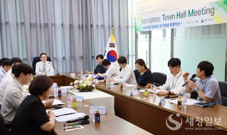 오호선 중부국세청장이 7일 동화성세무서를 찾아 세무서 직원들과 악성민원 대처방안을 논의하는 '타운 홀 미팅'을 가지고 있다. [사진: 중부지방국세청 제공]