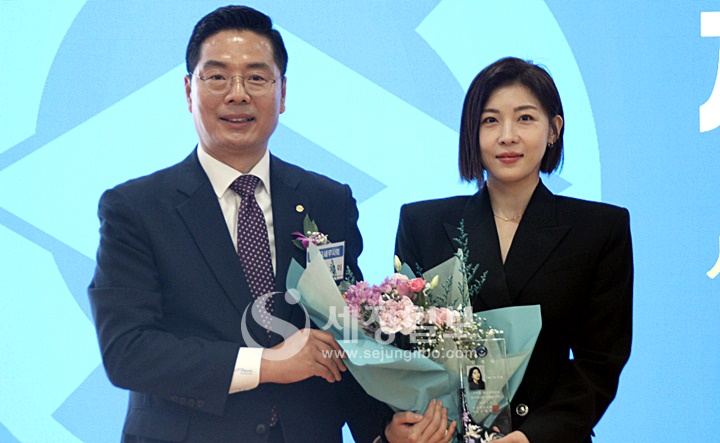 한국세무사회는 배우 하지원 씨(우)를 한국세무사회 홍보대사로 위촉했다.