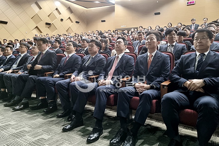 이날 임용증서 수여식에서는 이례적으로 7개 지방국세청장이 모두 참석해 자리를 빛냈다.