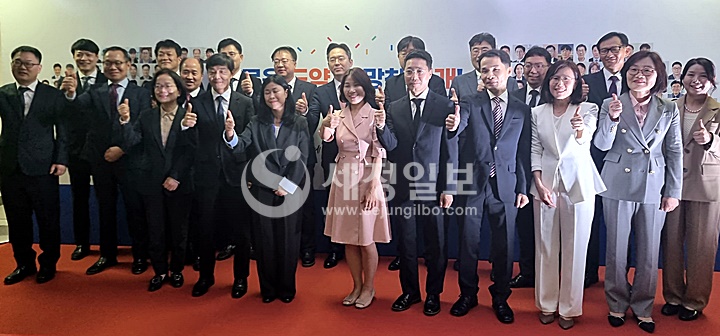 오호선 중부지방국세청장을 비롯 중부청 내  승진자들이 함께 승진의 기쁨을 표시하고 있다.