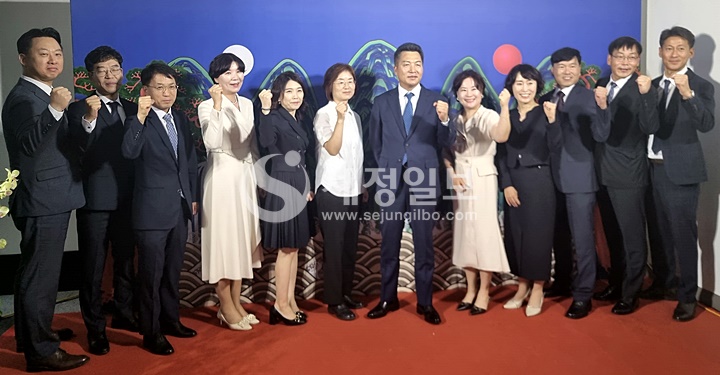 대구지방국세청 사무관 승진자들이 윤종건 대구지방국세청장과 함께 파이팅을 하고 있다.