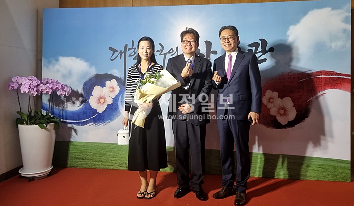 강민수 서울지방국세청장(우측)이 사무관 승진자와 기념촬영을 하고 있다.