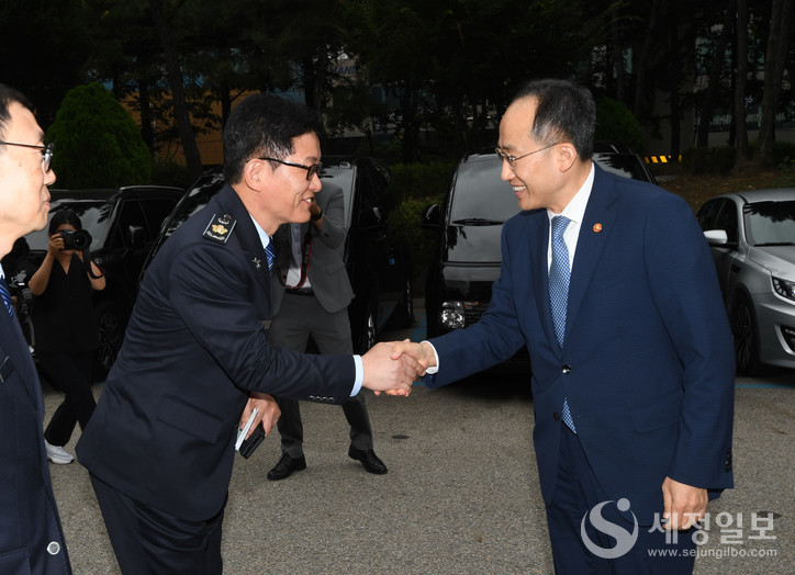 추경호 기획재정부 장관(우)과 고광효 관세청장(좌)이 악수하며 인사를 나누고 있다. [기획재정부 제공]
