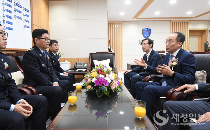 행사시작에 앞서 환담을 나누고 있다. [기획재정부 제공]