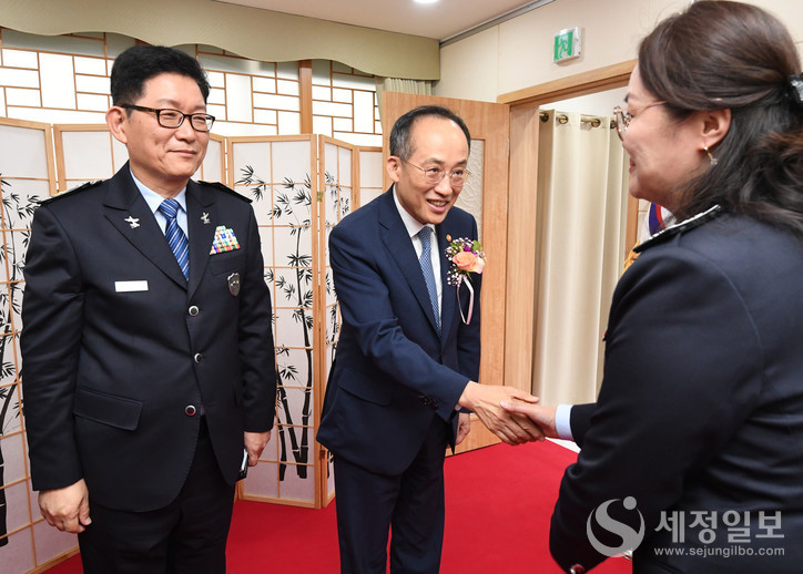 행사시작에 앞서 세관장들과 인사를 나누고 있다. [기획재정부 제공]