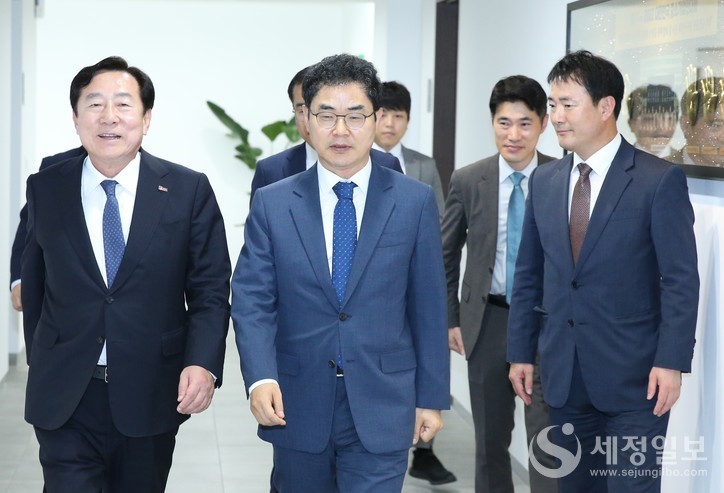 김창기 국세청장이 18일 열린 ‘김창기 국세청장 초청 간담회’에 참석하기 위해 여의도 중소기업중앙회를 찾았다. [국세청 제공]