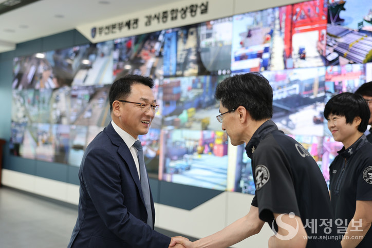 장웅요 부산본부세관장(왼쪽)이 세관 상황을 점검하며 직원들을 격려하고 있다. [부산세관 제공]