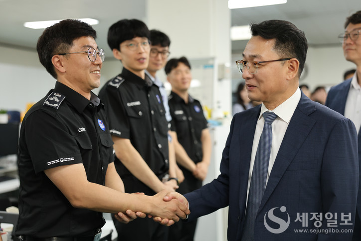 장웅요 부산본부세관장(오른쪽)이 부산세관 직원들과 악수를 나고 있다. [부산세관 제공]