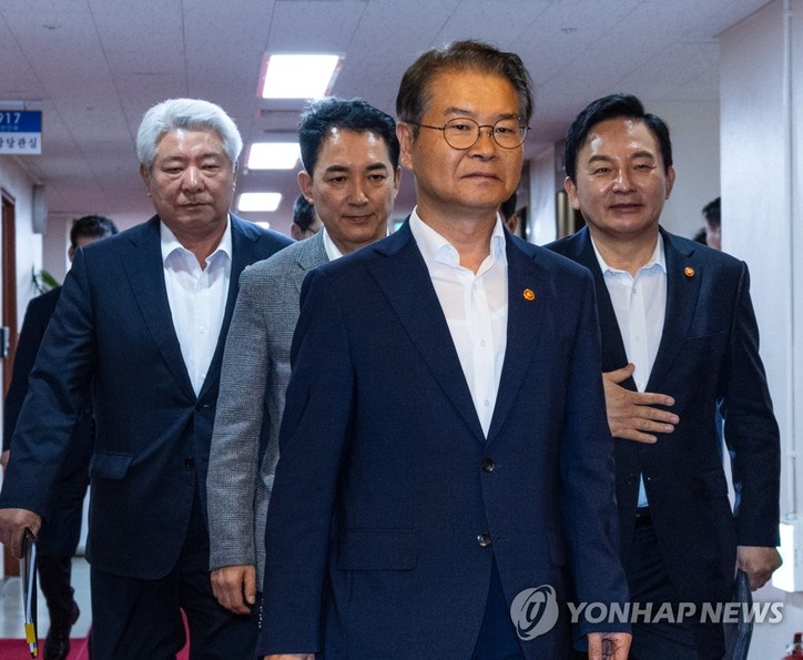 국무회의 입장하는 이정식 고용노동부 장관(가운데)