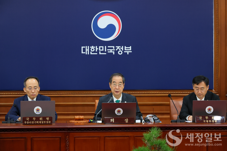 한덕수 국무총리가 19일 세종대로 정부서울청사에서 국무회의를 주재, 모두발언을 하고 있다. [사진: 국무총리실 ]