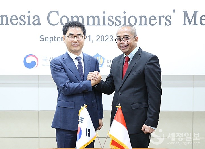 [사진자료 5] 김창기 국세청장이 수르요 우또모 인도네시아 국세청장과 기념촬영을 하는 모습