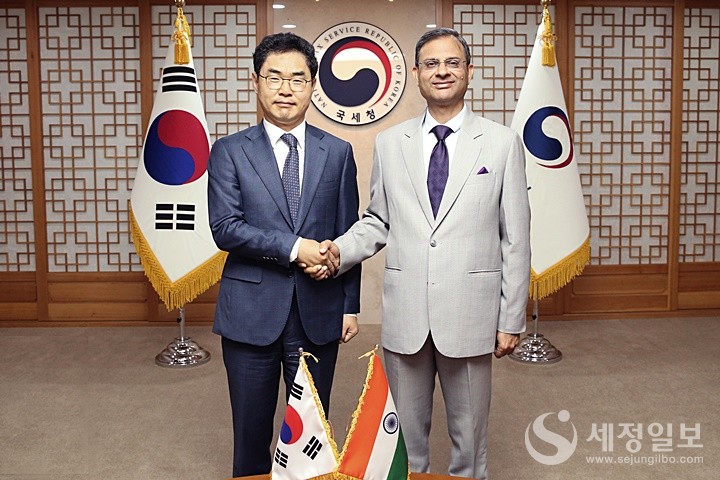 김창기 국세청장이 산제이 말호트라 인도 국세청장과 기념촬영을 하고 있다.