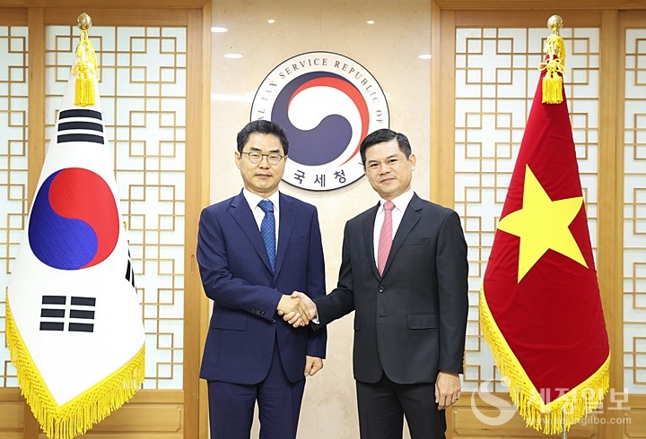 김창기 국세청장이 부치훙 베트남 국세청장 업무대행과 기념촬영을 하고 있다.