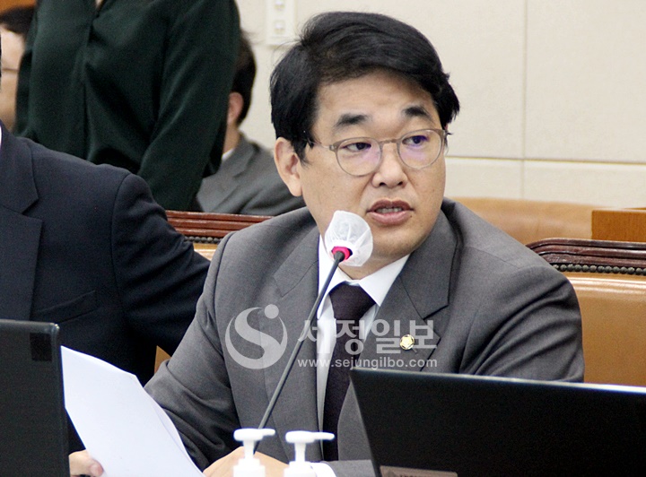 국회 기획재정위원회 2023년 국정감사에서 질의하고 있는 국민의힘 배준영 의원.