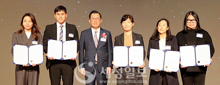 한국공인회계사회장 표창장 사무직원 수여.