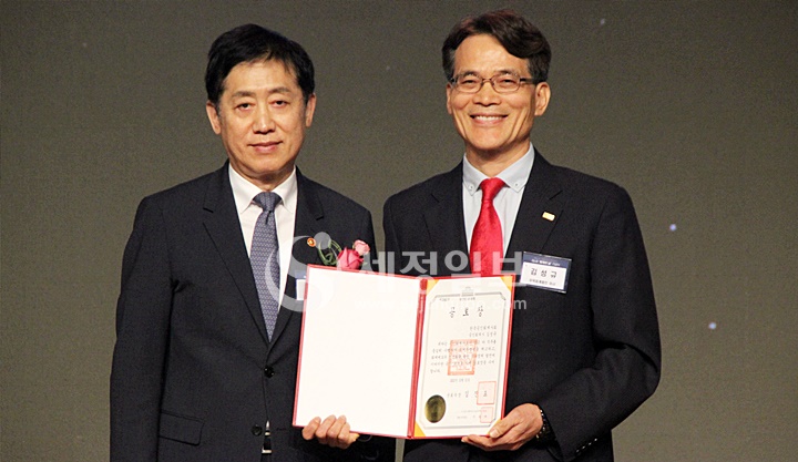 김성규 우덕회계법인 이사(우)가 김진표 국회의장 공로장을 받았다.