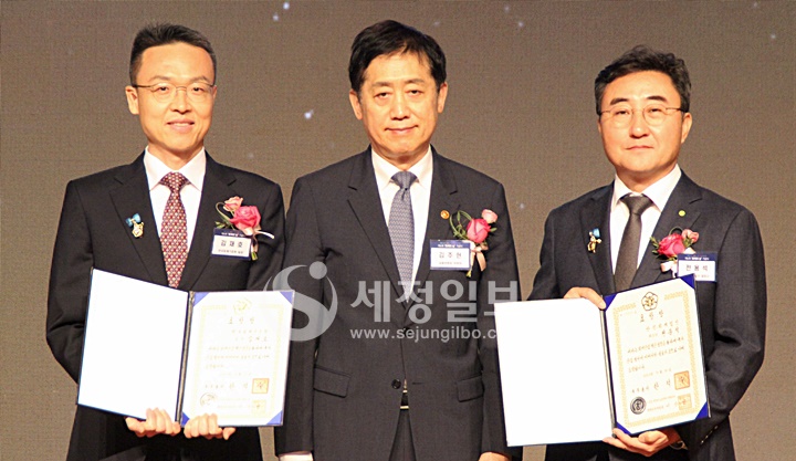 한덕수 국무총리 표창장 전달.