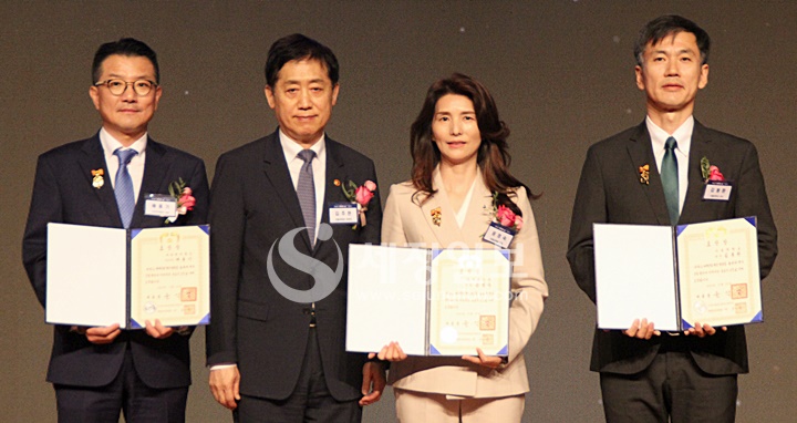 윤석열 대통령 표창장 전달.