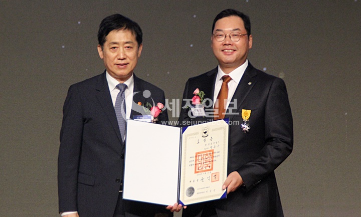 윤석열 대통령 표창장 전달.