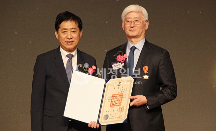 녹조근정훈장을 수훈한 황이석 서울대 교수(우).