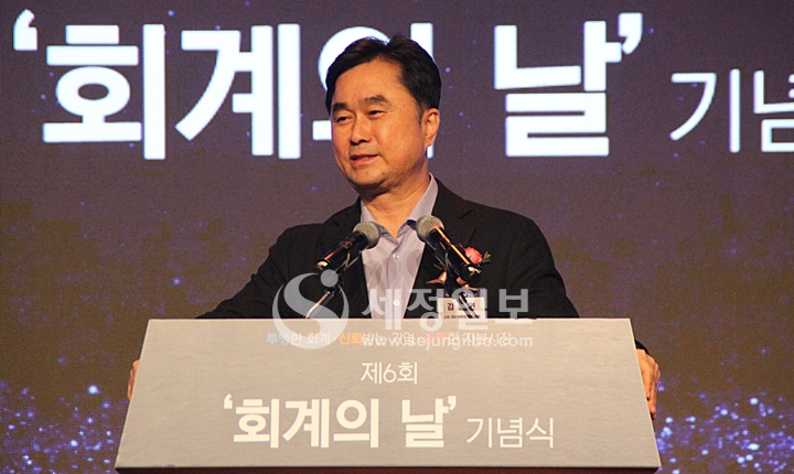 더불어민주당 김종민 의원이 축사를 하고 있다.