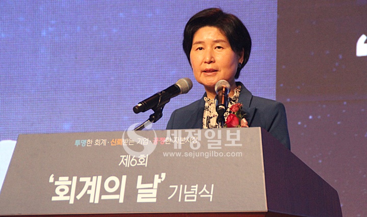 더불어민주당 백혜련 의원이 축사를 하고 있다.