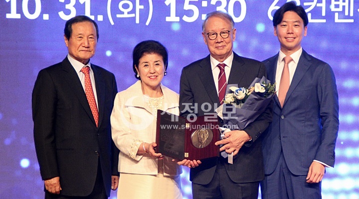 `23 회계인명예의전당 헌액식’에서 헌액인으로 선정된 연세대학교 주인기 명예교수를 축하해 주고 있다.