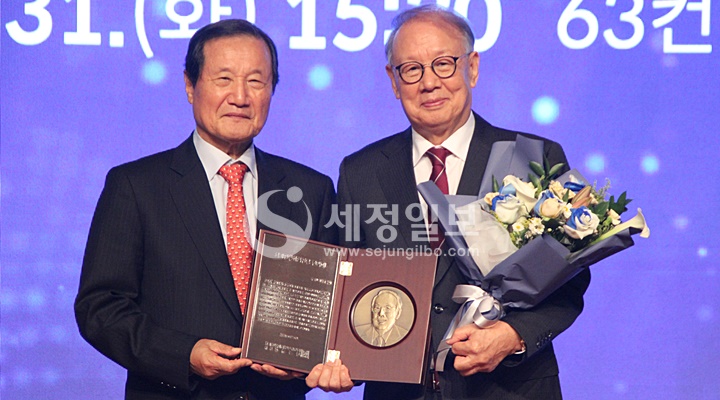 `23 회계인명예의전당 헌액식’에서 연세대학교 주인기 명예교수(우)가 헌액인으로 선정됐다. 윤증현 회계인명예의전당위원회 위원장(좌)이 선정 기념패를 전달하고 있다.