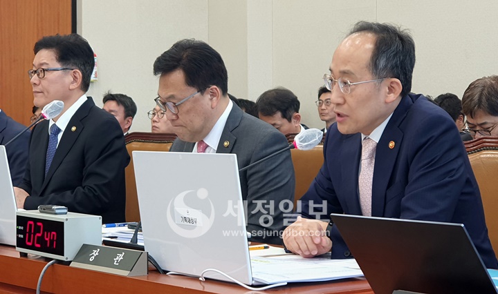 (우로부터) 추경호 기획재정부 장관, 김병환 기획재정부 차관, 고광효 관세청장.