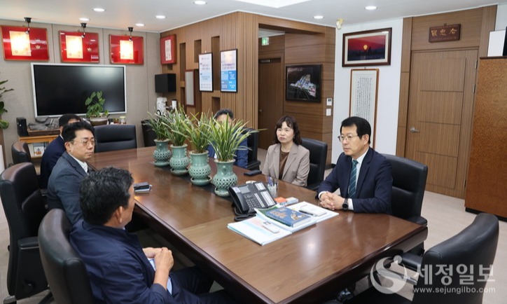 양동구 광주지방국세청장이 지난 9월 11일 지역 산업단지를 방문해 애로사항을 청취하고 있다. 사진은 전남 화순 소재 다스코(주) 방문때 모습이다. [광주지방국세청 제공]