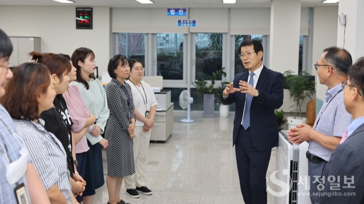 양동구 광주지방국세청장이 지난 9월14일 해남세무서 찾아 직원들을 격려하고 있다. [광주지방국세청 제공]