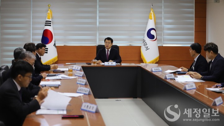 양동구 광주지방국세청장(중앙)이 지난 9월21일 전주세무서를 찾아 세무관서 주요 현안업무 추진상황을 점검하고 있다. [광주지방국세청 제공]