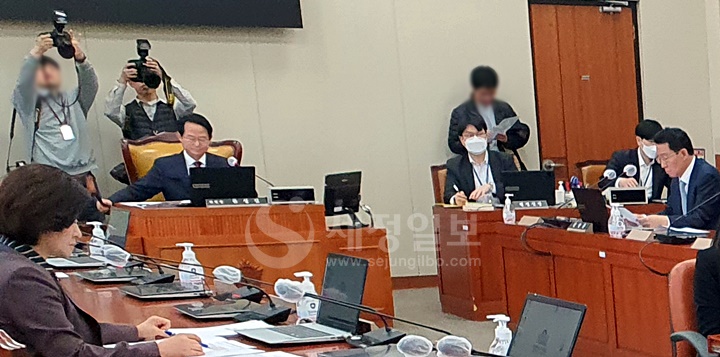 사진은 16일 열린 국회 기획재정위원회 조세소위원회 모습.