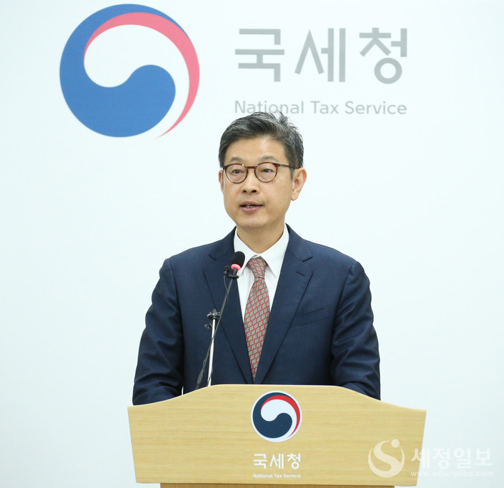 김동일 국세청 징세법무국장이 28일 세종시 국세청 기자실에서 지능적 재산은닉 고액체납자 추적조사에 대해 브리핑을 하고 있다. [국세청 제공]