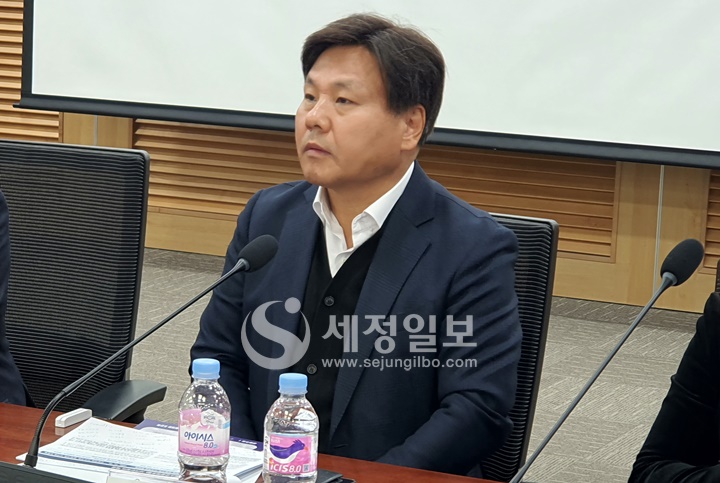 안만식 세무사(한국세무사회 세무법인위원회위원장, 이현세무법인 대표)가 토론에 참여했다.