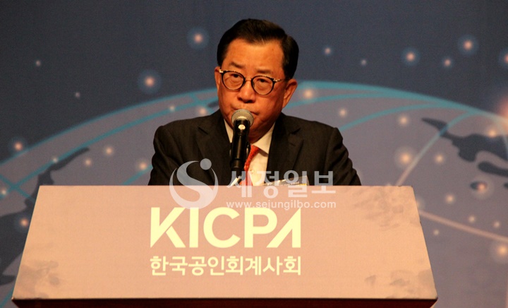 김영식 한국공인회계사회장이 인사말을 하고 있다.