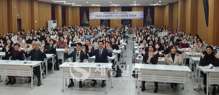 여성세무사회 회원과 한국세무사회 임원 등 참석자들이 행사에 참여하고 있다.