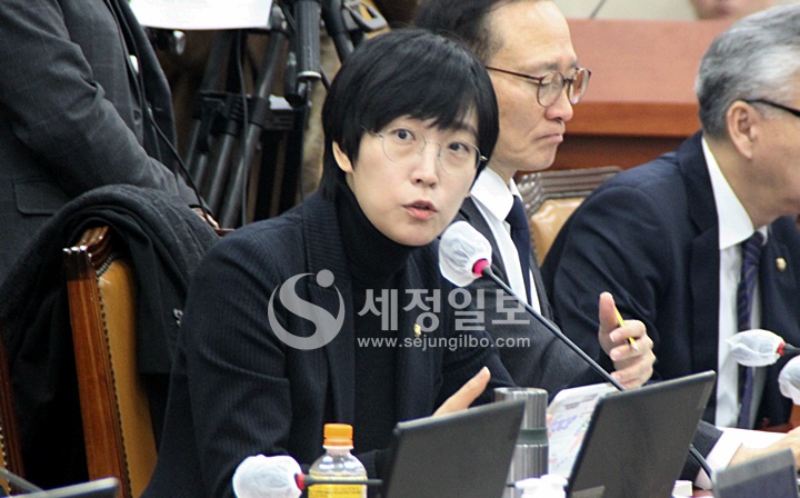 19일 정의당 장혜영 의원이 최상목 경제부총리 후보자 인사청문회에게 질의하고 있다.