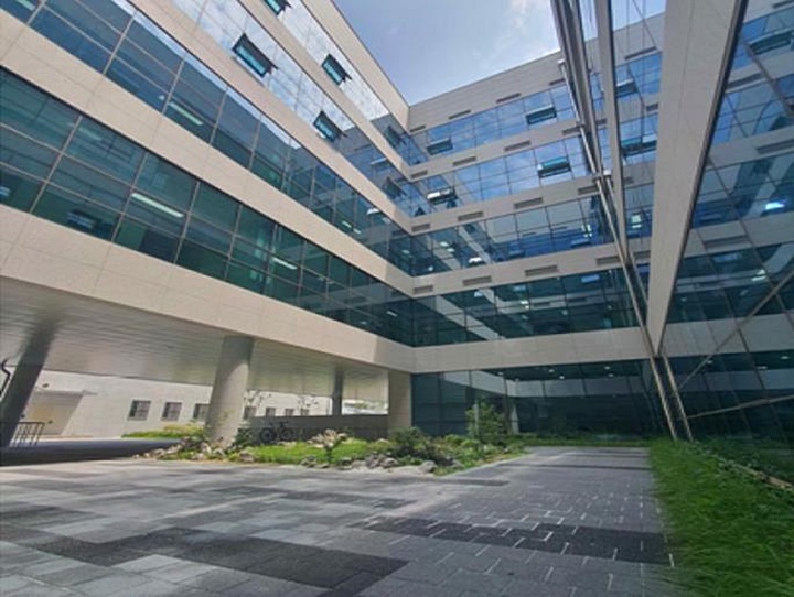 대상을 받은 전북 익산시 소재 나라키움 익산통합청사: ▪ 매스를 분리하여 중정을 적용함으로써 모든 실이 외기에 접해 자연채광 및 자연환기를 가능케 하여 건축물에너지 사용 절감▪ 공개공지를 조성함으로써 민원인 및 근무자들의 휴식공간을 적용 [기획재정부 제공]