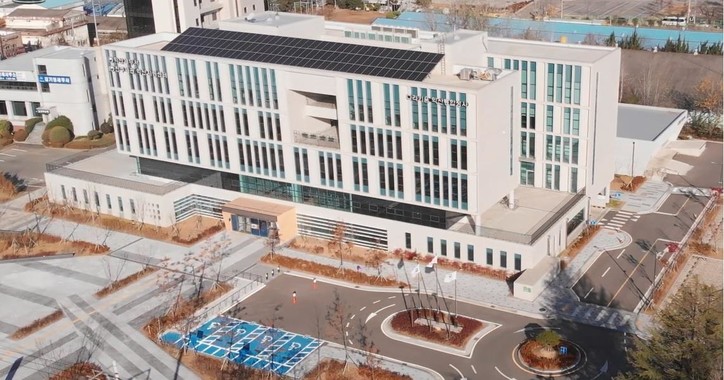 대상을 받은 전북 익산시 소재 나라키움 익산통합청사:  ▪ 수평의 매스와 수직 패턴 적용으로 청렴함과 강직함을 표현▪ 저층부에 기단역할을 부여하고, 상층부는 간결한 디자인으로 굳건한 이미지를 형상화▪ 민원인들의 편의를 고려해 민원실을 저층 집중 배치하고 출입 동선 확보 [기획재정부 제공]