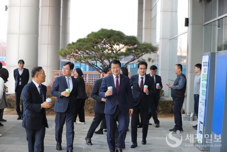 양동구 광주지방국세청장(왼쪽에서 세번째)도 광주지방국세청 직원들과 함께 커피를 나누며 추위를 녹이고 있다. [광주지방국세청 제공]