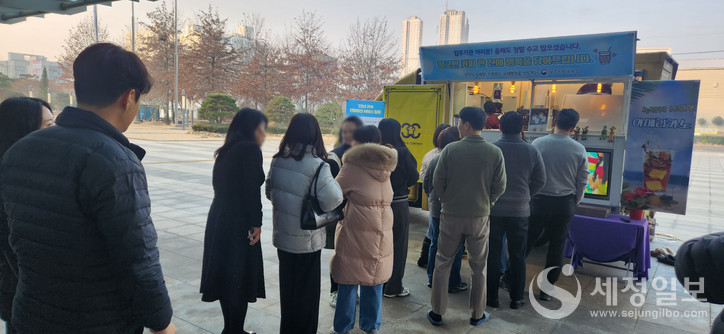 광주지방국세청이 마련한 커피차 나눔 행사 모습. [광주지방국세청 제공]