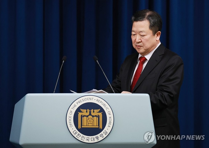 박춘섭 대통령실 경제수석이 4일 서울 용산 대통령실 청사에서 '국민과 함께하는 민생토론회' 형식으로 이날 열린 기획재정부의 2024년 신년 업무보고 관련 브리핑을 하기 위해 마이크 앞으로 향하고 있다.