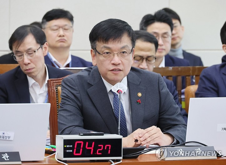 최상목 부총리 겸 기획재정부 장관이 8일 오전 국회에서 열린 기획재정위원회 전체회의에서 의원 질의에 답변하고 있다.