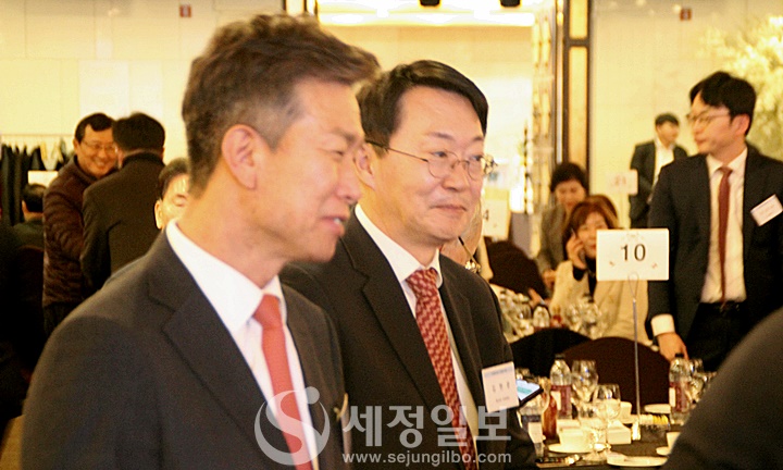 김대지 전 국세청장과 김현준 전 국세청장이 담소하고 있다.