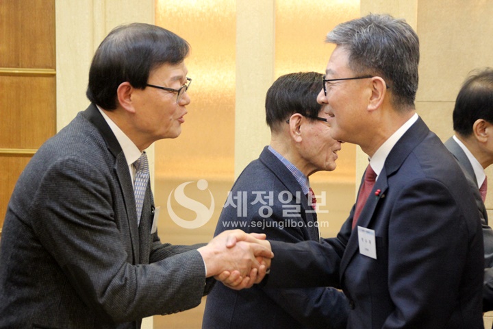 이병국 전 서울국세청장(좌)과 박수복 인천국세청장이 반갑게 악수하고 있다.
