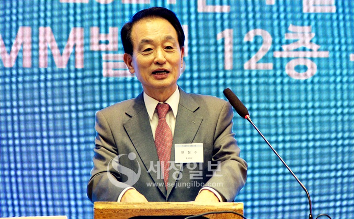 전형수 국세동우회장이 인사말을 하고 있다.